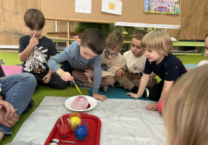 dzieci badają właściwości lodu