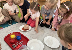 dzieci badają właściwości lodu