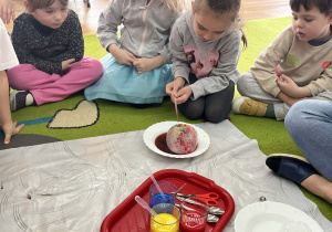 dzieci badają właściwości lodu