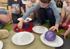 dzieci badają właściwości lodu