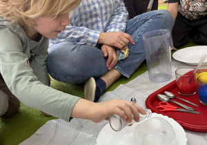 dzieci badają właściwości lodu