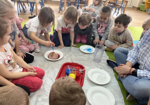 dzieci badają właściwości lodu