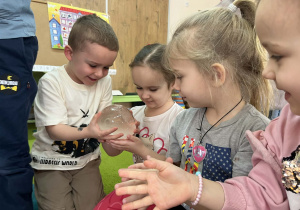 dzieci badają właściwości lodu