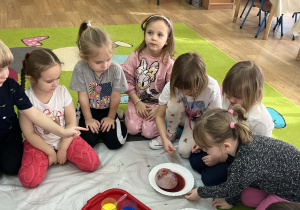 dzieci badają właściwości lodu