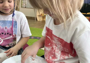 dzieci badają właściwości lodu