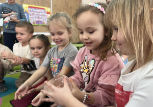 dzieci badają właściwości lodu