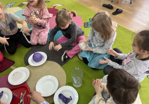 dzieci badają właściwości lodu