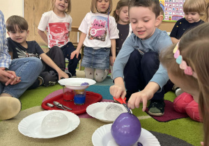 dzieci badają właściwości lodu