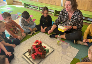 dzieci wykonują doświadczenie wybuch wulkanu