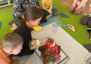 dzieci wykonują doświadczenie wybuch wulkanu