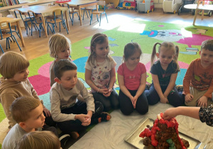 dzieci wykonują doświadczenie wybuch wulkanu