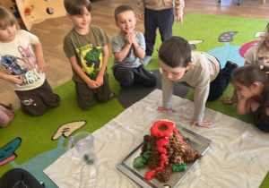 dzieci wykonują doświadczenie wybuch wulkanu