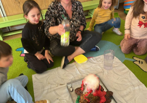 dzieci wykonują doświadczenie wybuch wulkanu