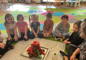 dzieci wykonują doświadczenie wybuch wulkanu