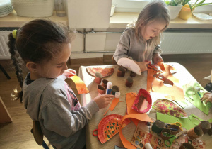 dzieci robią papierowe dinozaury