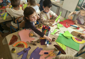 dzieci robią papierowe dinozaury