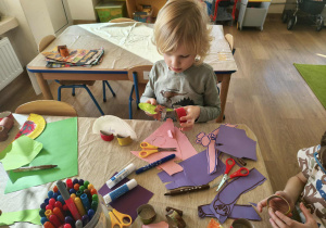 dzieci robią papierowe dinozaury