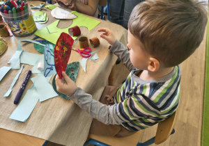 dzieci robią papierowe dinozaury