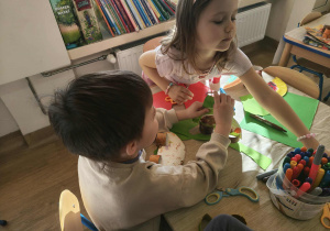 dzieci robią papierowe dinozaury