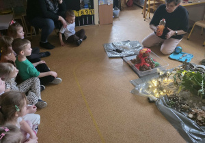 Dzieci słuchają opowieści i oglądają eksperymenty.