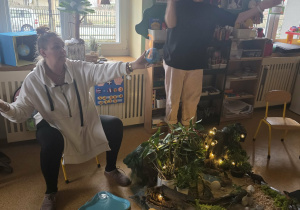 Dzieci słuchają opowieści i oglądają eksperymenty.