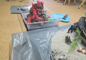 Dzieci słuchają opowieści i oglądają eksperymenty.