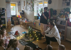 Dzieci słuchają opowieści i oglądają eksperymenty.