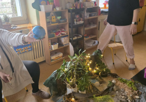 Dzieci słuchają opowieści i oglądają eksperymenty.