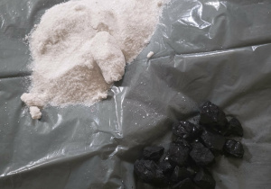 Dzieci słuchają opowieści i oglądają eksperymenty.