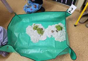 Dzieci przy stanowiskach paleontologicznych.