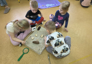 Dzieci przy stanowiskach paleontologicznych.