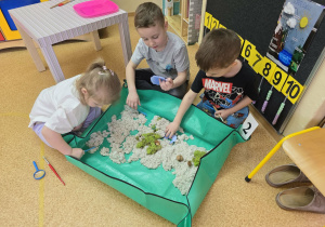 Dzieci przy stanowiskach paleontologicznych.