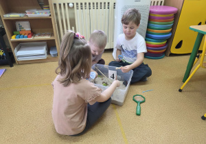 Dzieci przy stanowiskach paleontologicznych.