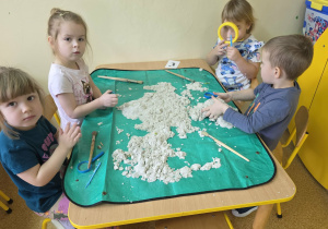 Dzieci przy stanowiskach paleontologicznych.