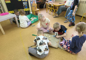 Dzieci przy stanowiskach paleontologicznych.