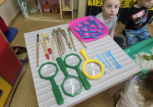 Dzieci przy stanowiskach paleontologicznych.