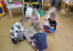 Dzieci przy stanowiskach paleontologicznych.