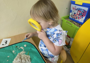 Dzieci przy stanowiskach paleontologicznych.