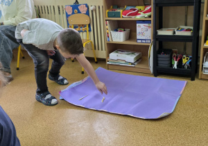 Dzieci przy stanowiskach paleontologicznych.