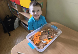 Dzieci przy stanowiskach paleontologicznych.