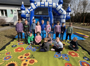 Wiosenne zabawy na dmuchanym zamku !