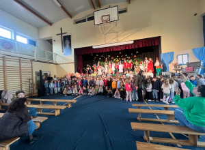 Przedstawienie teatralne "Przez baśnie w świat"