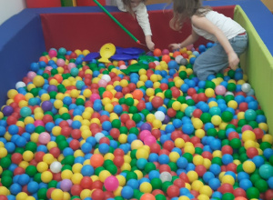 Fakturowy tor przeszkód- ćwiczenia niwelujące chodzenie na palcach.