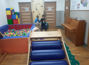 Stymulowanie propriocepcji z wykorzystaniem zjeżdżalni rolkowej, torów przeszkód, tunelu gimnastycznego, maty sensorycznej