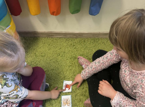 Zabawy w parach, rozwijanie kontaktów interpersonalnych.