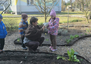 Dzieci sadzą cebulki.