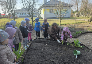 Dzieci sadzą cebulki.
