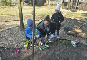Dzieci sadzą cebulki.