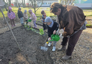 Dzieci sadzą cebulki.