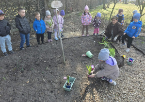 Dzieci sadzą cebulki.